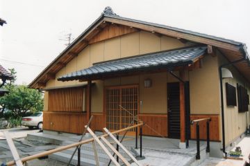 平屋の切妻屋根です。東側の玄関にはスロープを工事しました。
