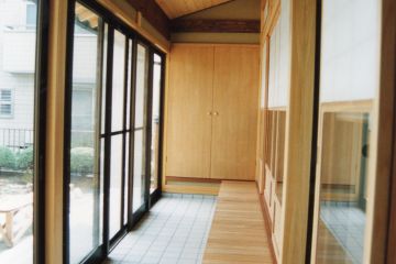盆栽が趣味のお父さんのために庭に面した土縁を作りました。防犯上にガラスは強化ガラスです。