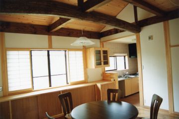 リビングダイニングは松丸太の小屋梁を見せました。
