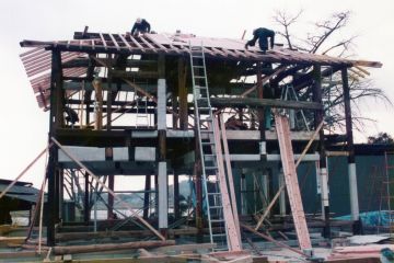 屋根の垂木も組こんだ状態です。