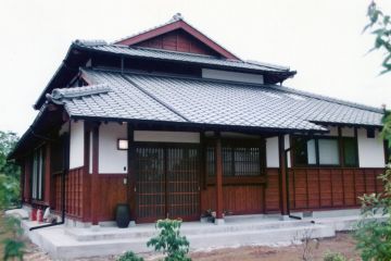 玄関部分の屋根を葺き下ろした瓦屋根