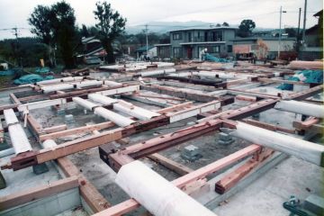 移築材の建て方前に差し鴨居等は先に組み込みました。