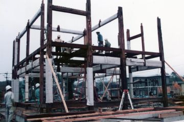 地元の杉の柱材も良いものです。