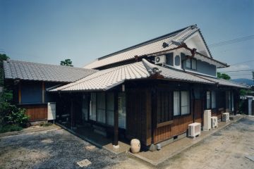 南東から見た外観、入母屋の屋根