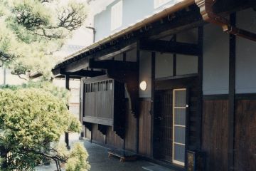 母屋玄関軒下