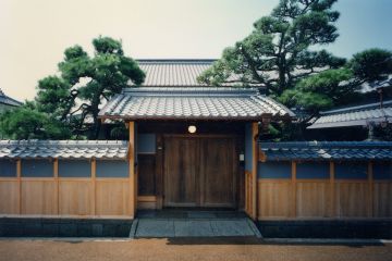 開き戸の門は震災でも倒壊は免れました。