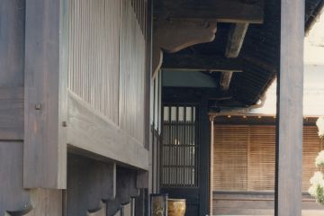 玄関軒下、欅の持ち送り