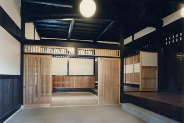 玄関から内玄関の方向、4本引きの格子戸、吉野杉製です。