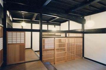 内玄関から玄関方向、3間の松丸太