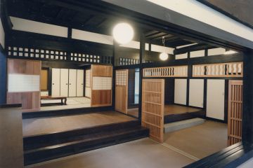 内玄関から土間式台を見る。式台の板は松の幅広板張り