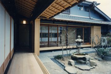 離れの座敷の縁側から母屋への続き