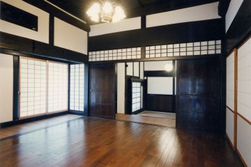 母屋玄関土間から上がり口の8畳