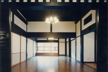 奥の８畳への続き、畳から板の間に変更、木部の塗装はワトコオイルの古色塗