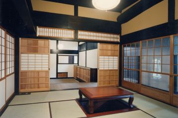 内玄関から和室８畳、中抜き障子の板戸は新しく作りました。