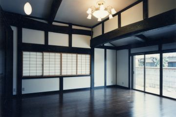 南東側の洋間も造り変えました。新しい松梁も古色塗を施しています。