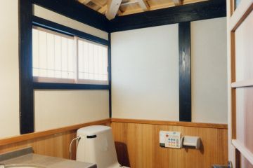 離れ座敷棟のとトイレ、天井は白木で明るいです。