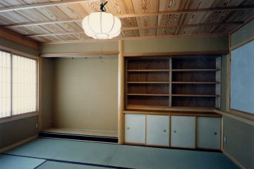 母屋２階の和室８畳は新しく作り直しました。白木造りです。