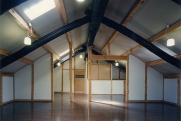 小屋裏は元々の茅葺の梁を使い、束建てを行い入母屋の瓦葺きとしています。震災の時は束建てした束が倒れ、屋根が半解体状態でした。