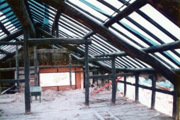 小屋裏はこんな状態でした。元々の地棟の丸太梁と束は再利用しました。