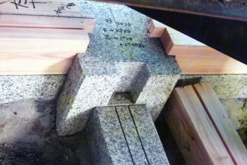 引き違い戸の入る部分の沓石、レール石