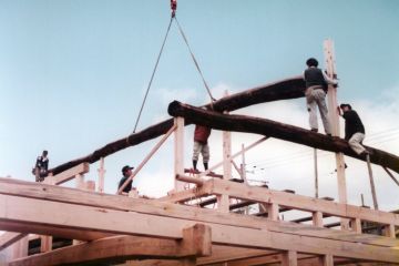 大棟の地棟を取り付ける様子