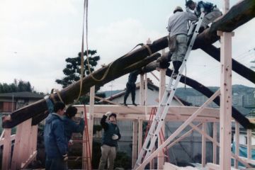 丸太の登り梁も取り付け