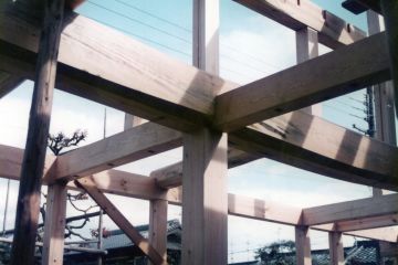 東側の部分は５間の長さの松丸太梁を新規に入れました。