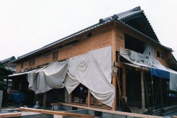 母屋の入母屋屋根の瓦葺き終わり