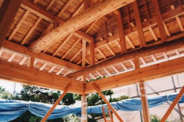 離れの座敷棟は解体して補強を行い小屋組みも組直しました。