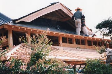 入母屋部部の破風もベテランの大工による仕事です。
