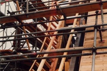 屋根の野地板は銅板を葺くため厚さ２４ミリ