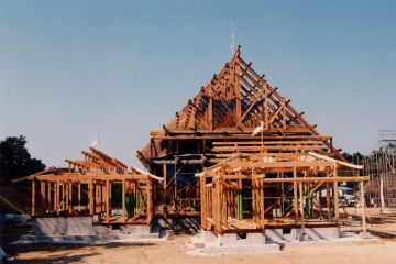 東側からは離れの屋根の小屋組みも見えます。