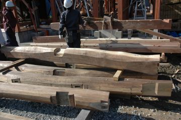 増築部分の松丸太梁、8面取りカンナ掛け