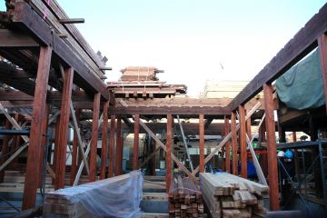 坪に庭部分の桁も組上がりました。