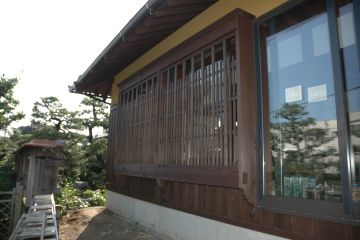出格子は遠州らしく空き間隔が広い
