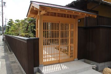 桧の門扉、建具も桧引き違い