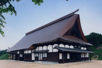 新潟・糸魚川の善正寺の庫裏の茅葺屋根の形を銅板葺きで再現しました。
