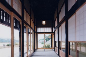 廻り縁側は畳敷
