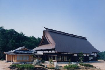 側面式台部分に葺き下ろす形、謙虚さを現してみました。