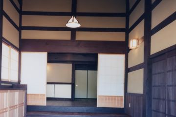 玄関の床は瓦の四半敷です。