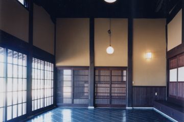 吹き抜けの広い土間部分も瓦敷