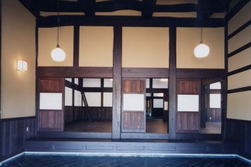 土間玄関から広間に上がります。中抜き障子の板戸を造りました。