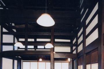 広間の床は無垢の松板で雑巾で葺き掃除を行います。