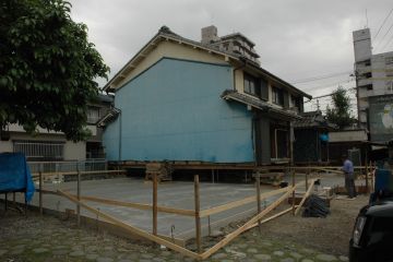 曳家する前の基礎をつくる位置の捨てコンクリート