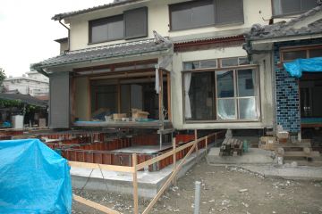 基礎の半分現状の位置半分掛かります。