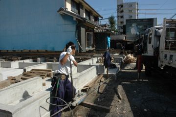 斜めに曳家するので始めは西側に移動、