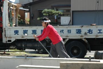 ジャッキは人力で引きます。