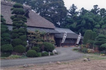 母屋は茅葺、隣の瓦屋根がユースホステルでした。