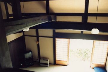 2階の部屋よりリビングを見る