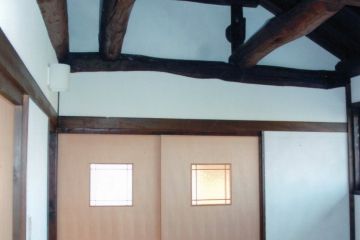 2階も小屋組みを見せます。